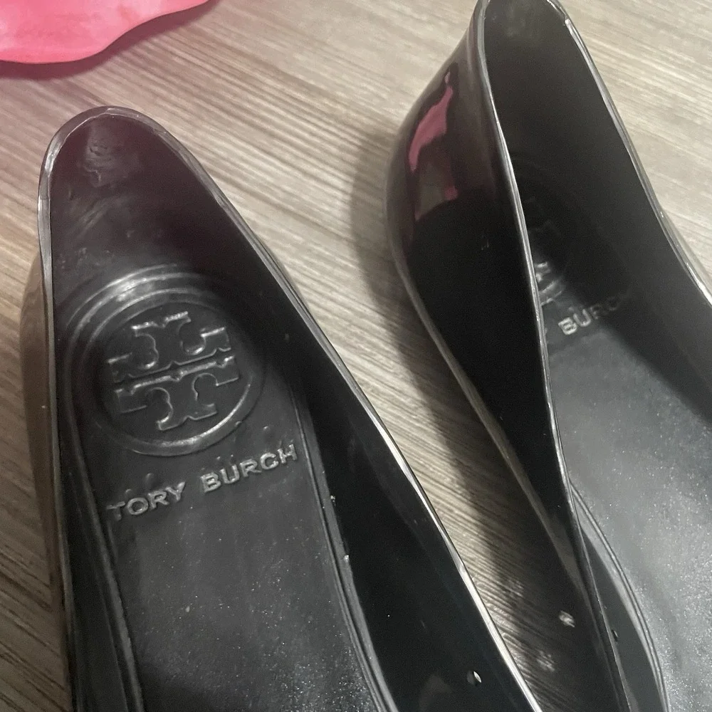 TORY BURCH Sz 10 Jelly Reva Ballet Flats Black Rubber Logo Shoes Travel Resort